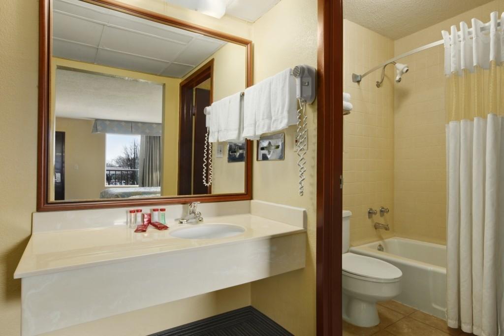 Ramada By Wyndham Louisville North Szoba fotó
